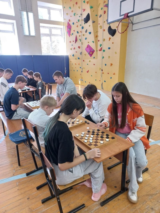 Районные соревнования школьной спортивной лиги по шашкам.