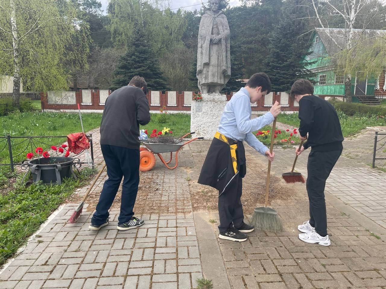 Всероссийский субботник по благоустройству памятных мест.