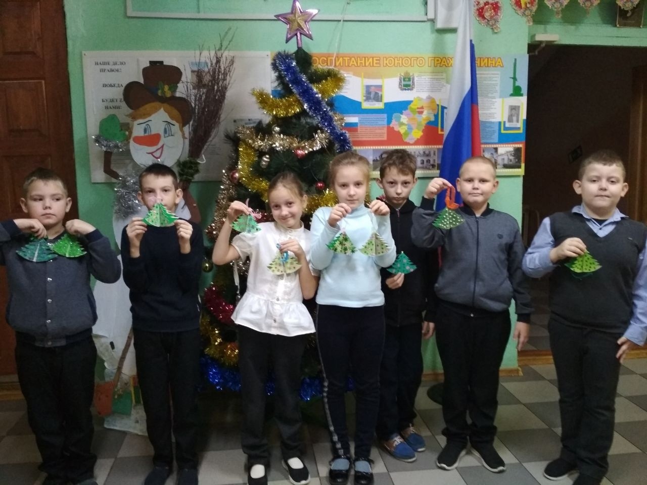 Новогодние ёлочки сделали дети для солдат СВО..