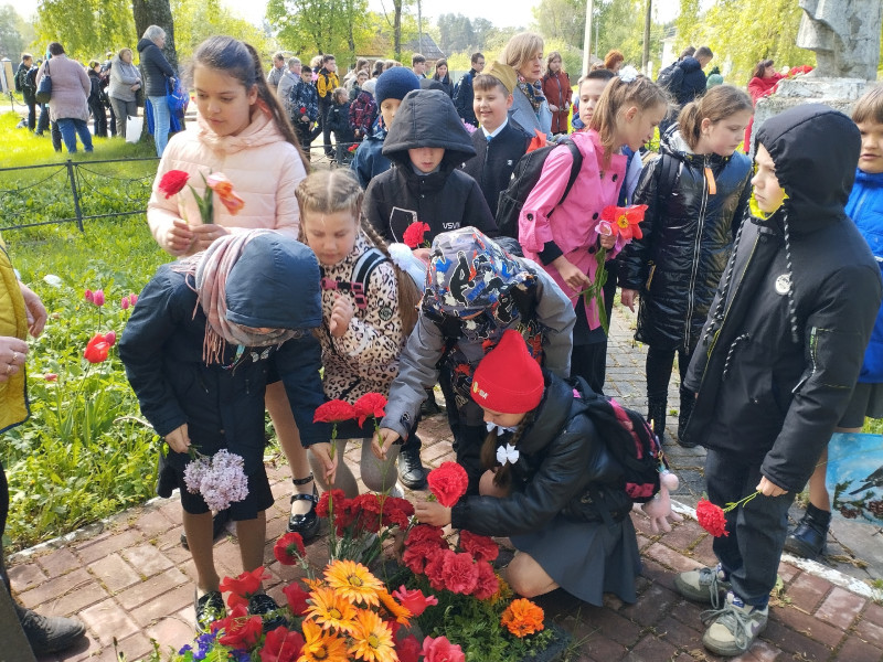 Учащиеся и учителя почтили память всех, кто на своих плечах вынес ужасы войны и приблизил День Победы..